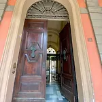 Portico Dei Servi Historical *