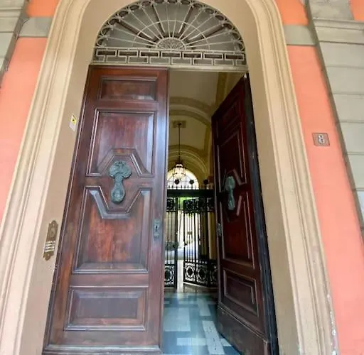 Portico Dei Servi Historical *